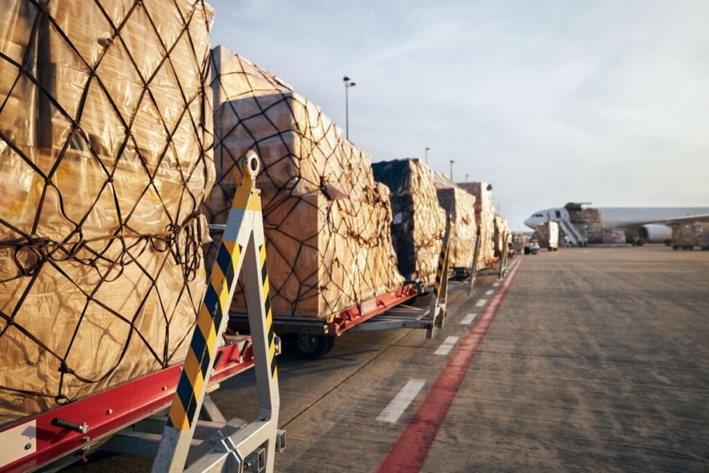 Ładunki gotowe do transportu na płycie lotniska, zgodnie z prawo transportowe.