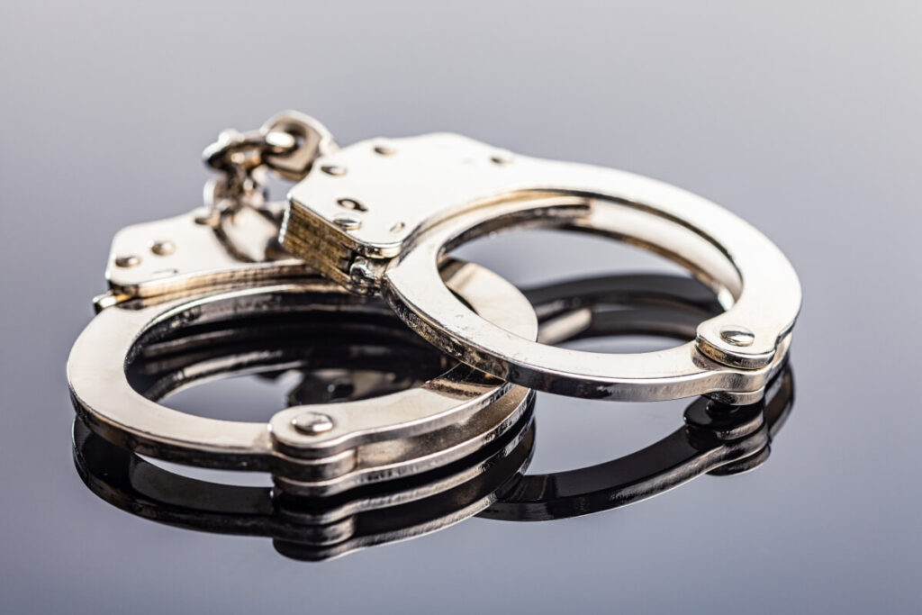 Kajdanki nawiązują do tematu prawo karne.