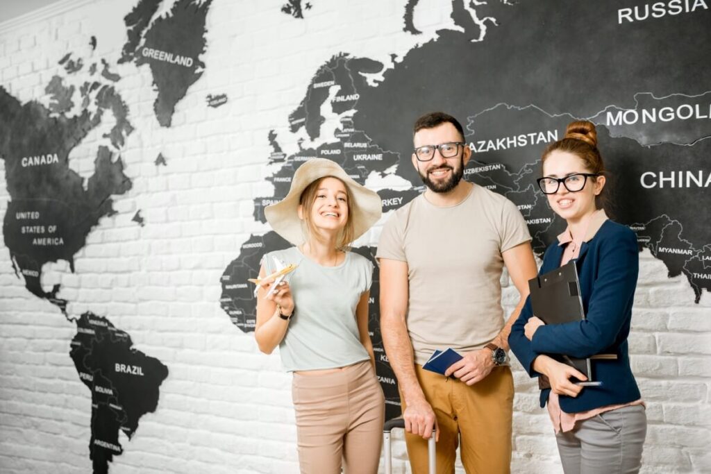 Grupa ludzi na tle mapy świata omawia temat legalizacja pracy cudzoziemców.