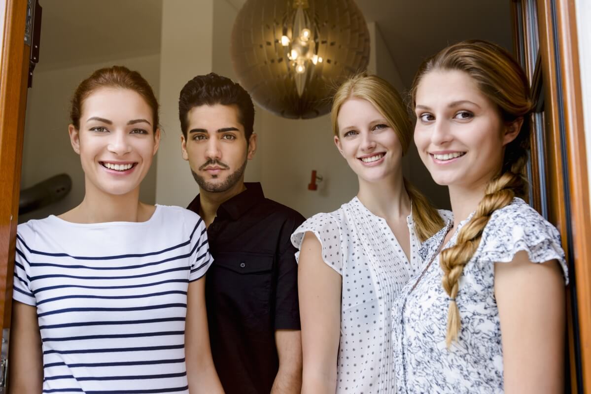 Grupa młodych ludzi omawia proces legalizacji pobytu cudzoziemców.