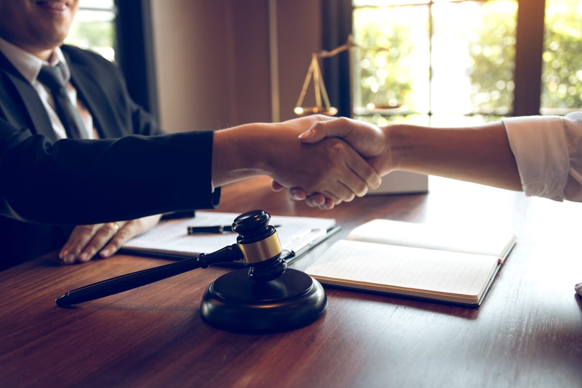 Adwokat od spraw karnych: wpis, OC, terminy 7 dni uzasadnienie, 14 apelacja, 7 zażalenie; obrona w policji, prokuraturze i sądzie.