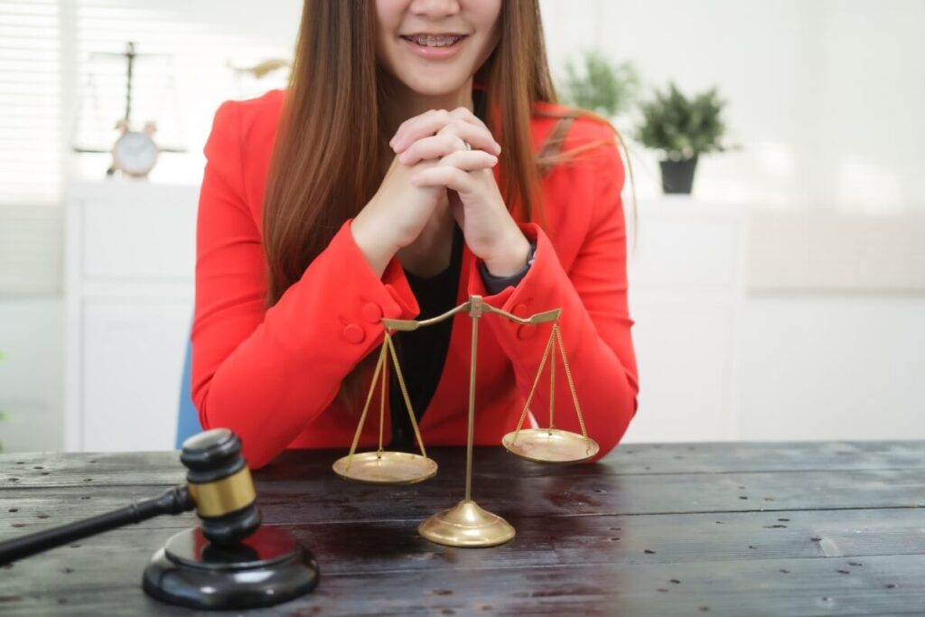 Spadkobiercy: 6 mies. na przyjęcie lub odrzucenie spadku; brak oświadczenia to dobrodziejstwo inwentarza. Stwierdzenie: sąd 100 zł+5 zł.