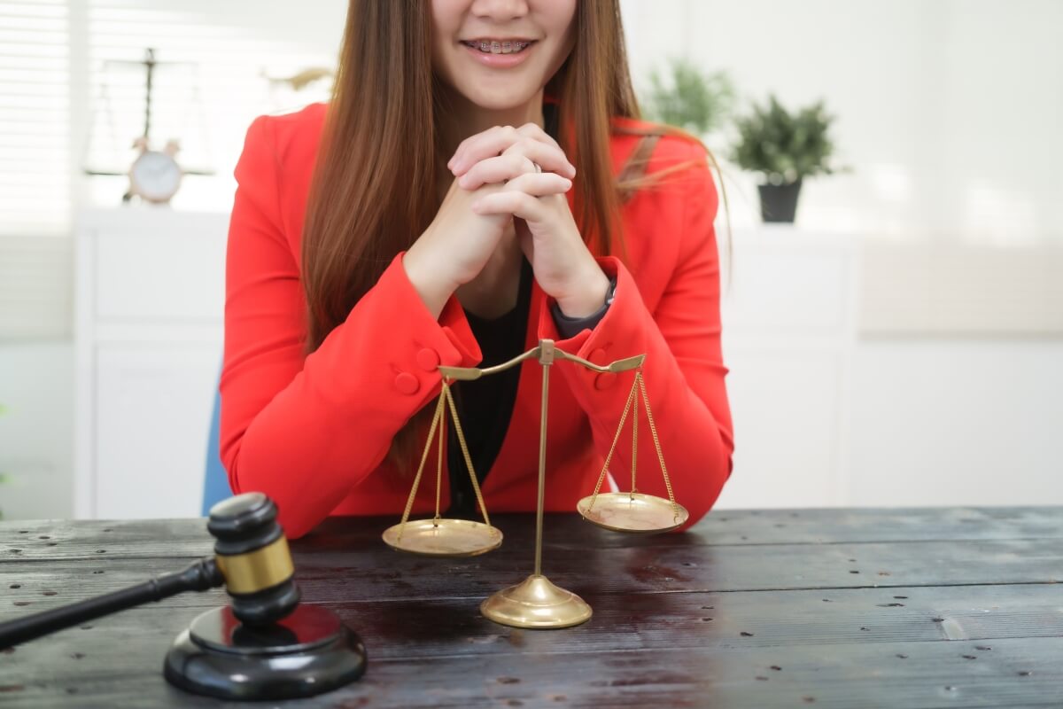 Spadkobiercy: 6 mies. na przyjęcie lub odrzucenie spadku; brak oświadczenia to dobrodziejstwo inwentarza. Stwierdzenie: sąd 100 zł+5 zł.