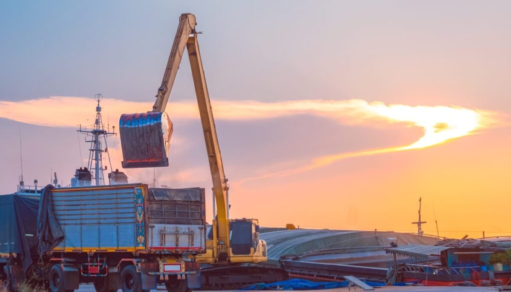 Roszczenia pasażera za opóźnienie lub odwołanie: reklamacja z biletem, dowodem zdarzenia i rachunkami; potem wezwanie i pozew, opłata zwykle 5%.